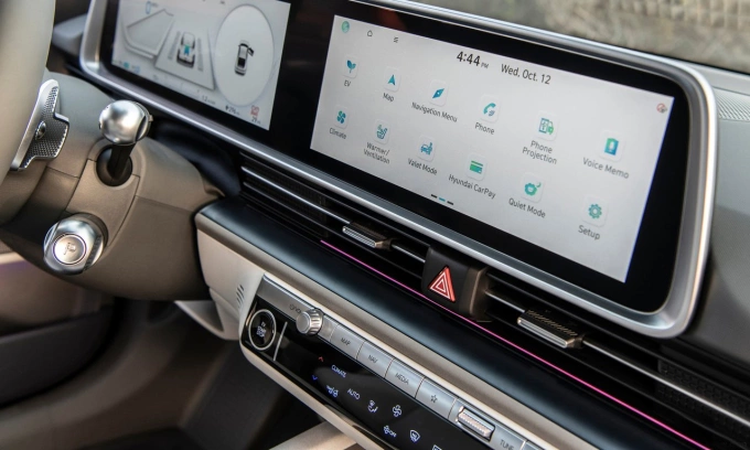 Mẫu xe điện Hyundai Ioniq 6 có màn hình cảm ứng, nhưng cũng có các nút điều khiển vật lý. Ảnh: Hyundai